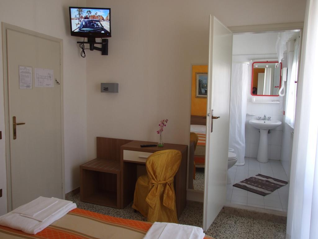 Hotel Derna Viareggio Room photo